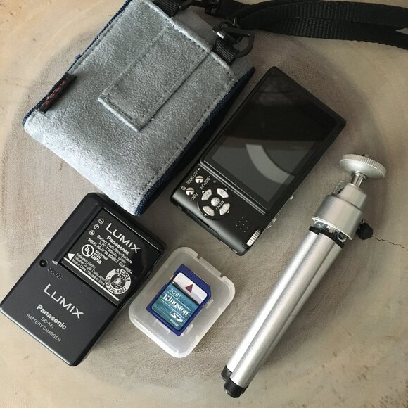 Panasonic LUMIX DMC FX10 6.0MP Digital Camera In Black + Tamrac Case - Picture 5 of 16